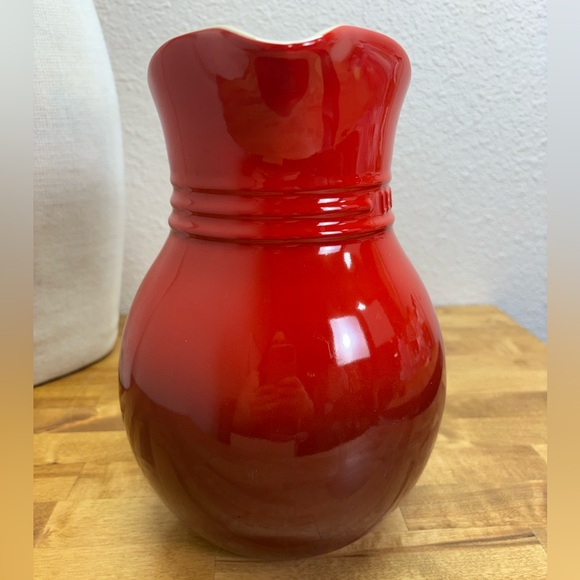 Rare - Le Creuset Cerise Red 3qt Stoneware Signature Pitcher Sangria Jug - Picture 3 of 9